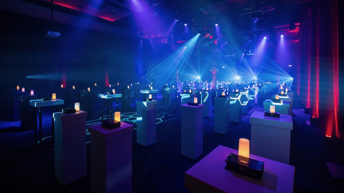 NXT MICE 2021 pilaren met kistjes