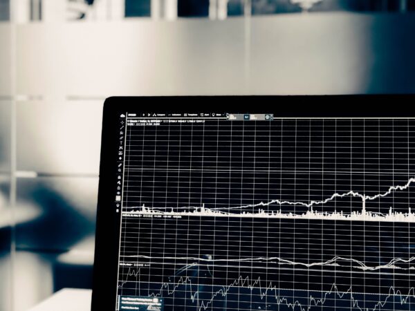 Coronacrisis raakt evenementensector - grafiek op scherm
