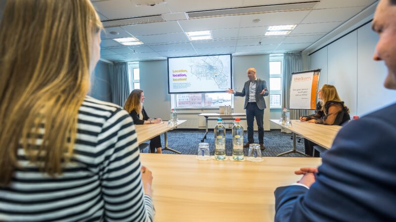 Postillion Den Haag vergaderzaal met mensen