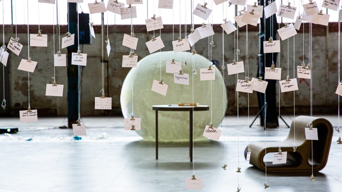 Buro Curious - Bol waarop geprojecteerd kan worden met briefjes aan touwtjes die hangen