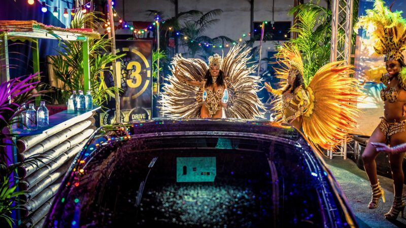 DriveThru XSAGA met exotische danseressen