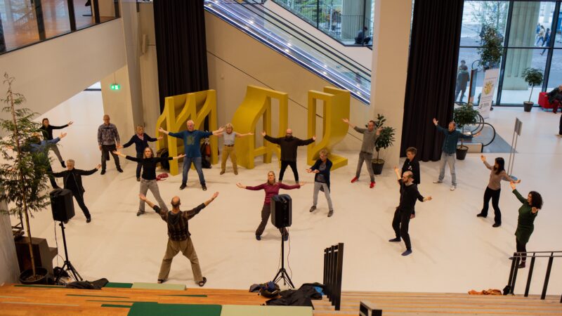 Foto Carlijn Stortelder - dansgroep in ruimte bij Amare