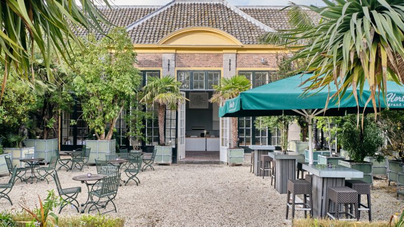 Hortus Oranjerie terras - met parasol open