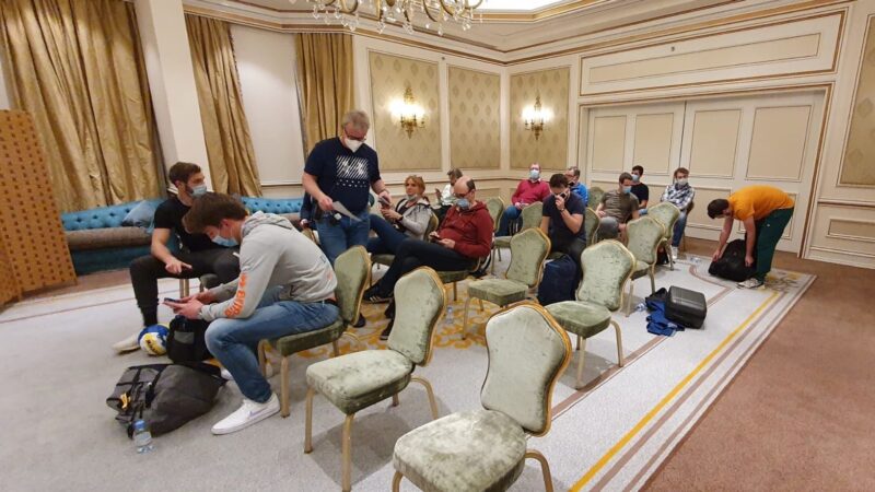 King of the Court Quatar Finale mensen in wachtkamer