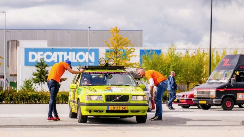 Rammelbakken incentive met oude auto's- beeld eigenheimers