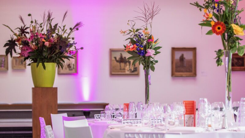Singer Laren - diner met grote boeketten op tafel