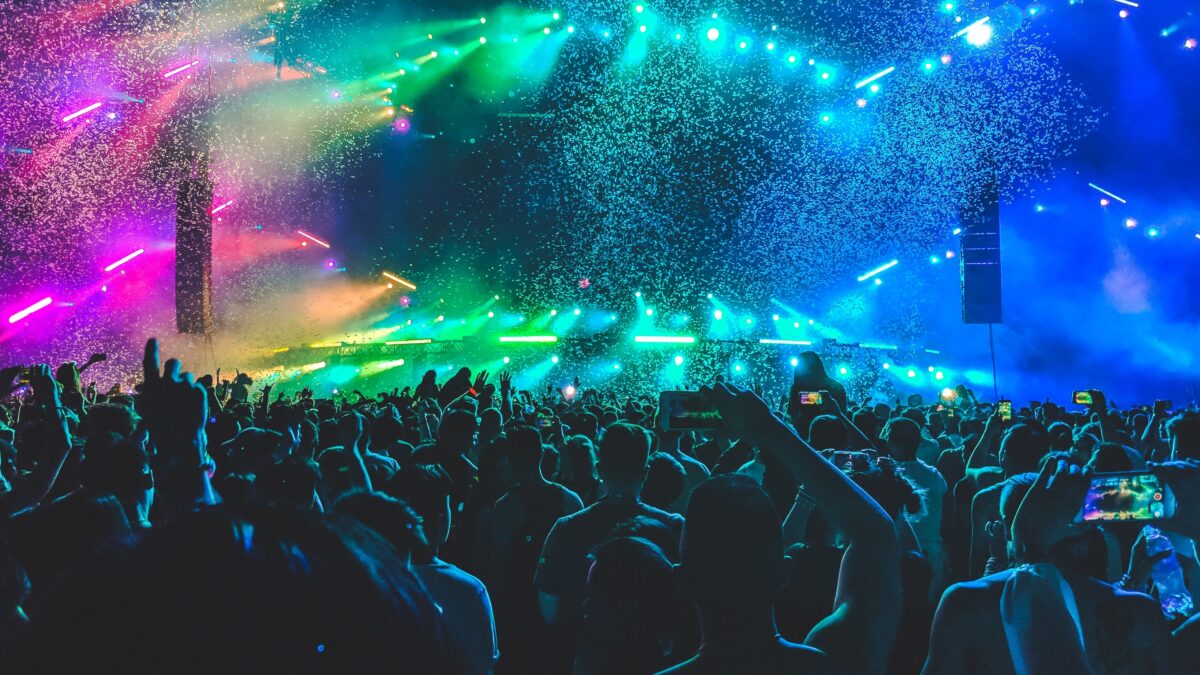 Festival met veel mensen en lichtshow