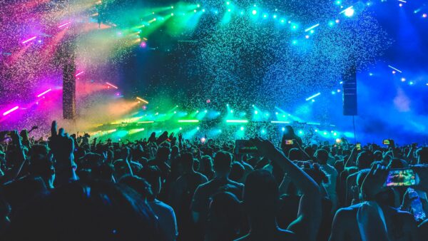 Festival met veel mensen en lichtshow