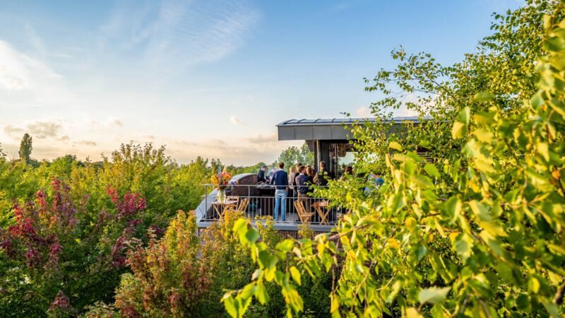 Inspyrium terras boven de boomtoppen