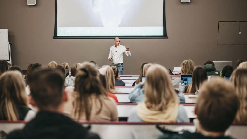 Ruben van Pelt Dobbi tijdens college
