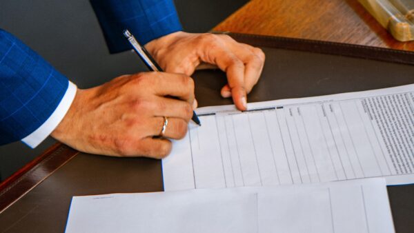 contract - pen - papier