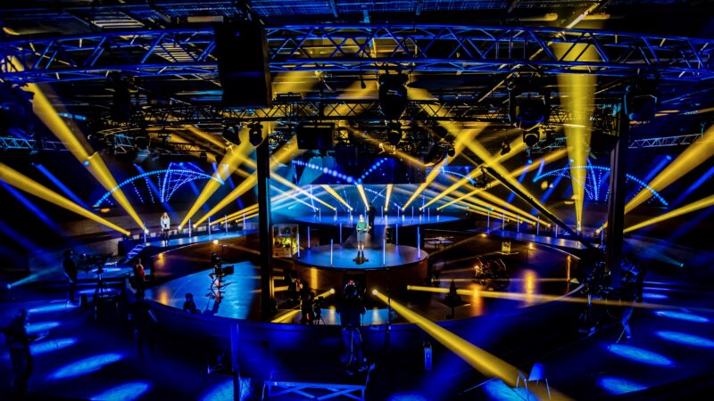 Studio 21 event gele uitlichting