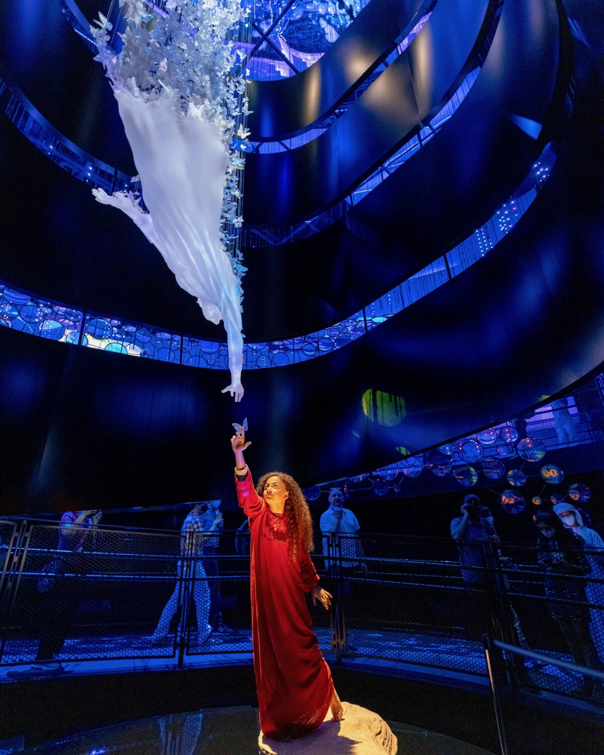 Dubai World Expo (fotograaf Jan Buteijn) - danseres met beeld