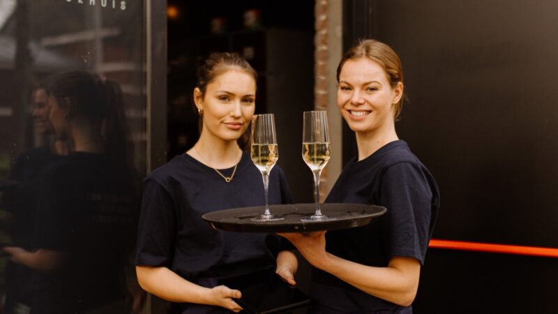 The Food Line-up bediening met champagneglazen