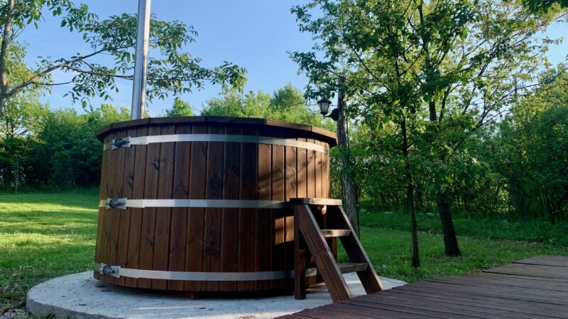 Village retreat - jacuzzi-