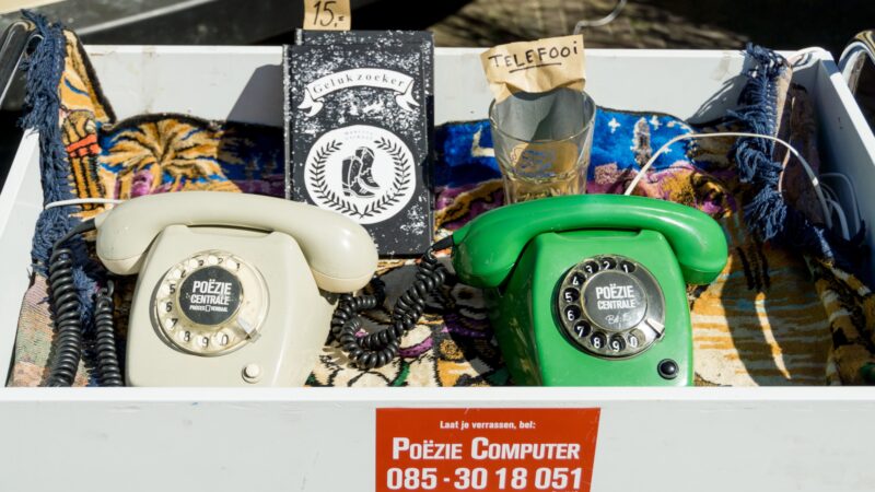Kar met telefoons van Proces Verbaal poezie