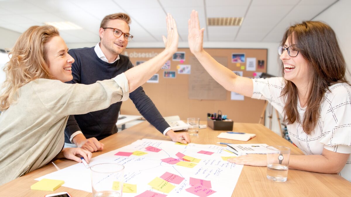 Medewerkers van Obsession (o.a. Marijke de Wit) geven elkaar high five