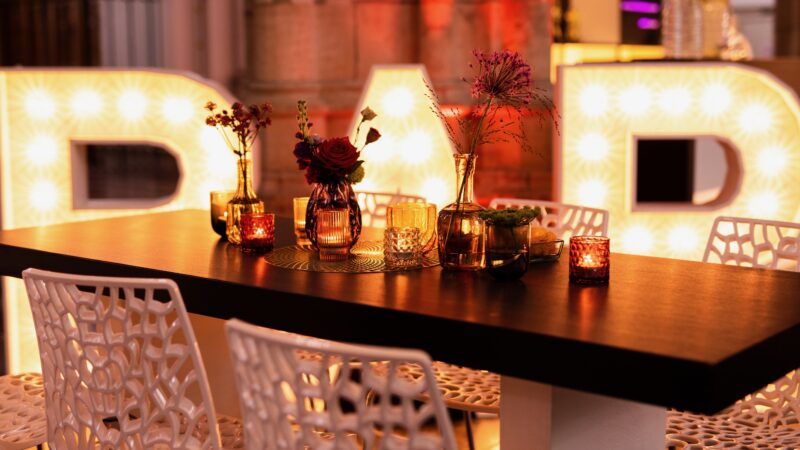 Event UWV - Primetime - foto Bram van Oosterhout - tafel met bloemen