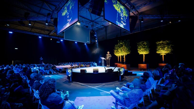 Event Primetime met schermen boven podium - foto Nico Alsemgeest