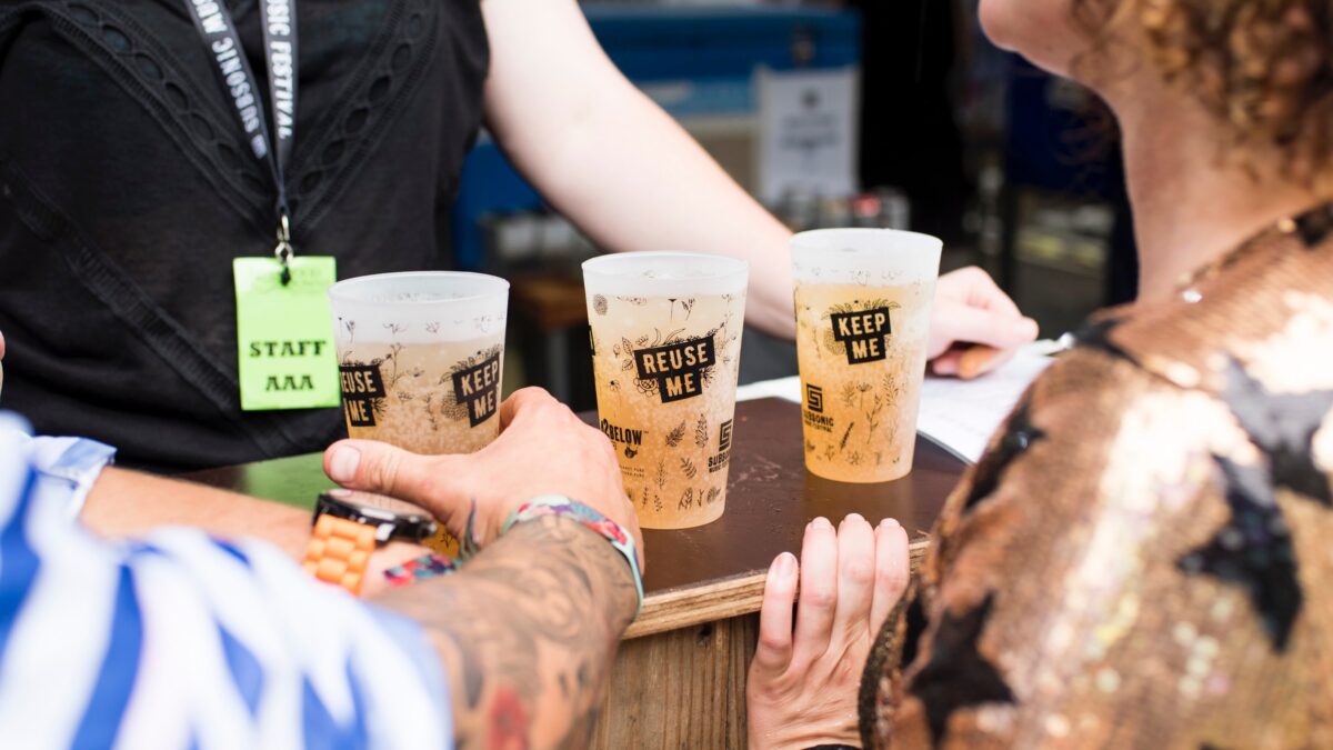 hardcups: stevigere plastic bekers waar statiegeld op rust, die daarna voor een volgende editie opnieuw gebruikt zouden kunnen worden