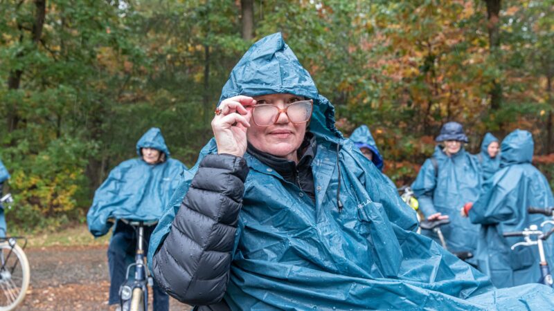 BFoto - Locatietour 20 okt 2022 Utrechtse Heuvelrug - met poncho's op de fiets