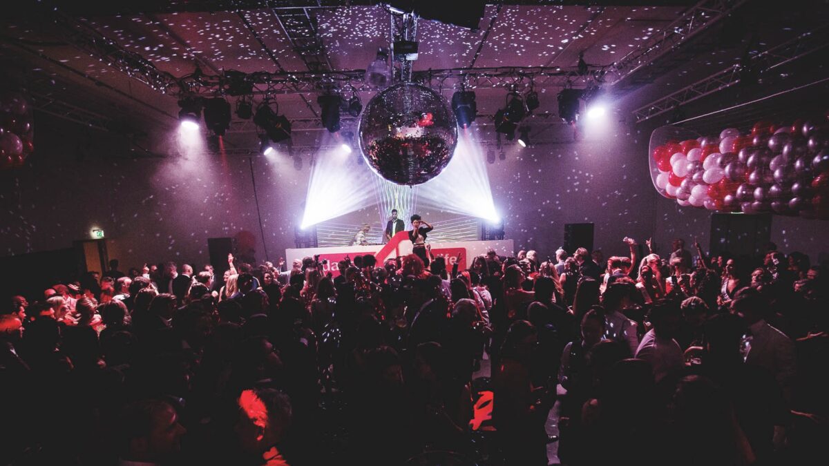 Feest Dance 4 Life - De Hallen Studio