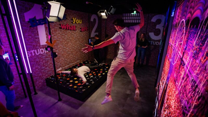 ONSTAGE-is-een-spiksplinternieuwe-doorloopattractie-waar-je-met-collegas-de-artiest-in-jezelf-kunt-ontdekken