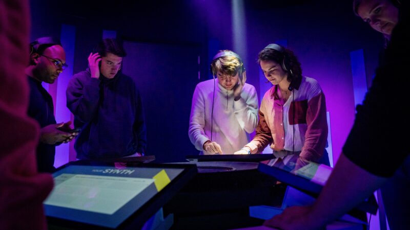 ONSTAGE-is-een-spiksplinternieuwe-doorloopattractie-waar-je-met-collegas-de-artiest-in-jezelf-kunt-ontdekken