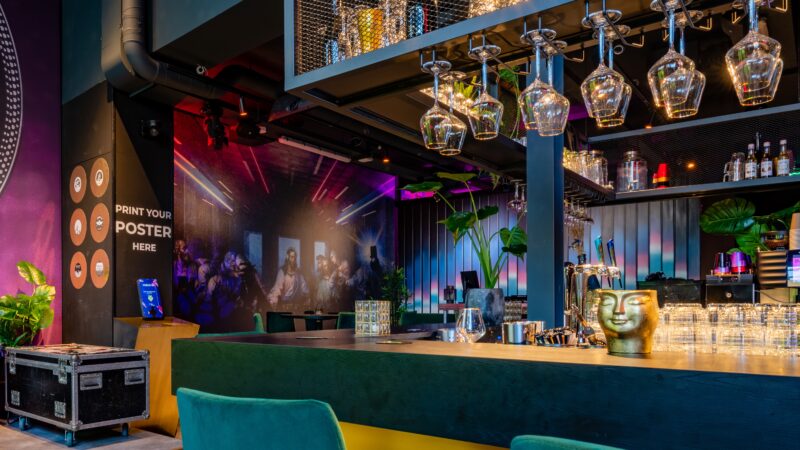 ONSTAGE-is-een-spiksplinternieuwe-doorloopattractie-waar-je-met-collegas-de-artiest-in-jezelf-kunt-ontdekken