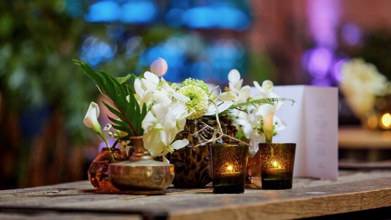 Van der Maarel eventstyling - New Balls Please Aquafin - bloemen op tafel