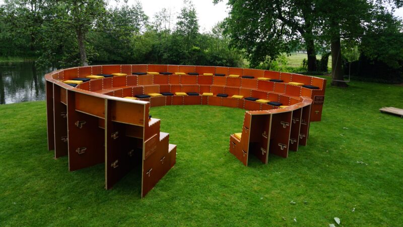 Het IDEEËNTHEATER is de modulaire oplossing voor sfeervolle tribune-opstelling