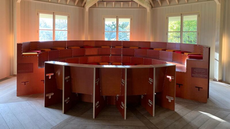 Het IDEEËNTHEATER is de modulaire oplossing voor sfeervolle tribune-opstelling