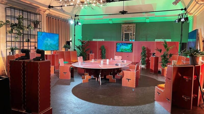 Het IDEEËNTHEATER is de modulaire oplossing voor sfeervolle tribune-opstelling