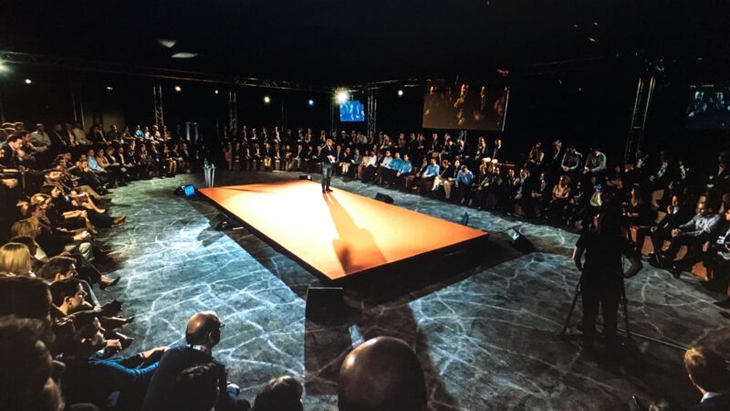 Het IDEEËNTHEATER is de modulaire oplossing voor sfeervolle tribune-opstelling