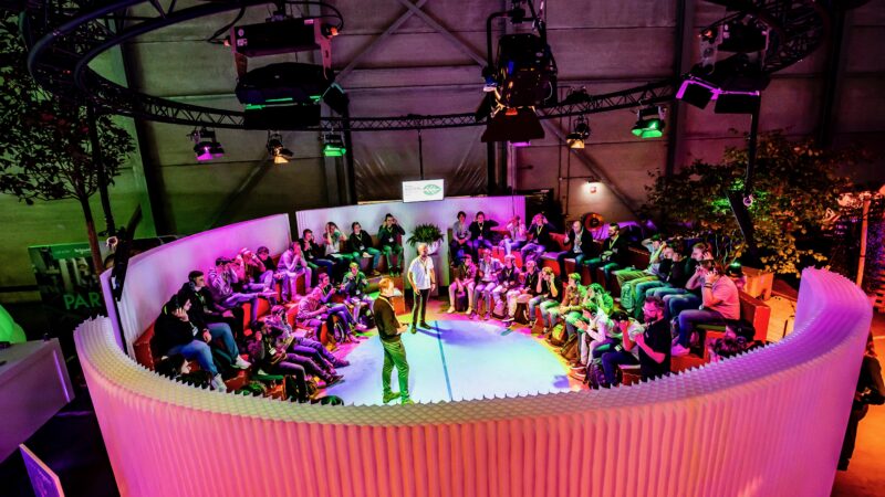 Het IDEEËNTHEATER is de modulaire oplossing voor sfeervolle tribune-opstelling