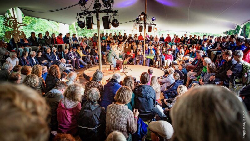 Het IDEEËNTHEATER is de modulaire oplossing voor sfeervolle tribune-opstelling