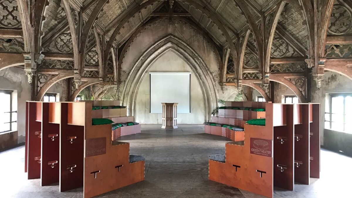 Het IDEEËNTHEATER is de modulaire oplossing voor sfeervolle tribune-opstelling