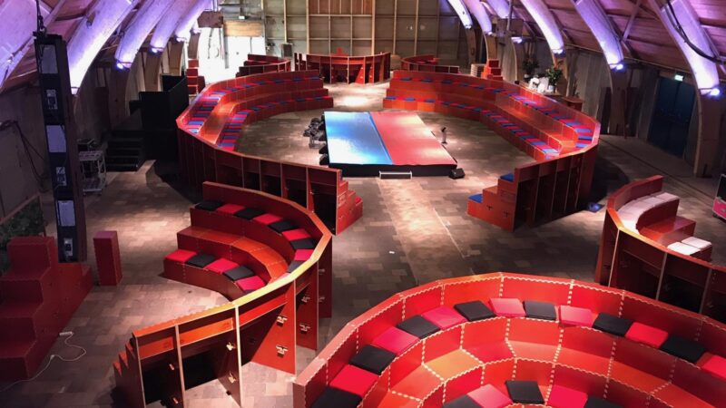 Het IDEEËNTHEATER is de modulaire oplossing voor sfeervolle tribune-opstelling