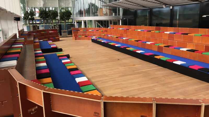 Het IDEEËNTHEATER is de modulaire oplossing voor sfeervolle tribune-opstelling
