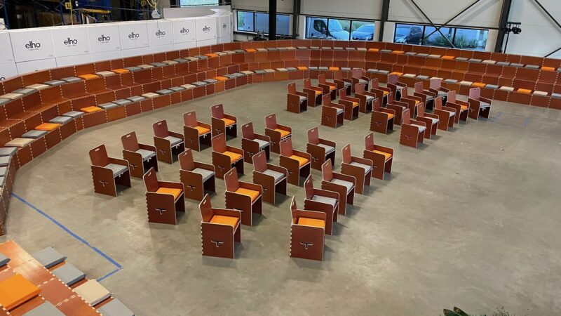 Het IDEEËNTHEATER is de modulaire oplossing voor sfeervolle tribune-opstelling