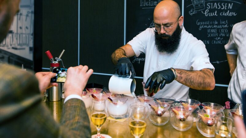 Barman die cocktails maakt - Hete Peper