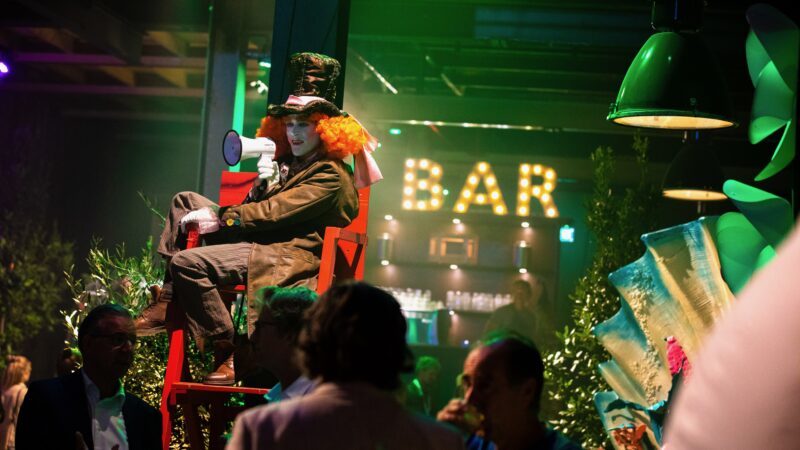 Clown-op-hoge-stoel-Hete-Peper-ProjectPlayground_HR_©FlorisHeuer