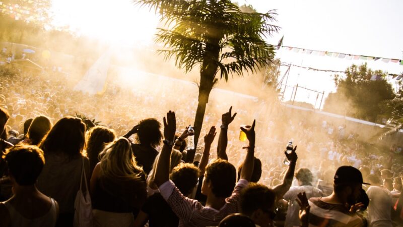 Festival-dansende-mensen-foto-de-fotomeisjes