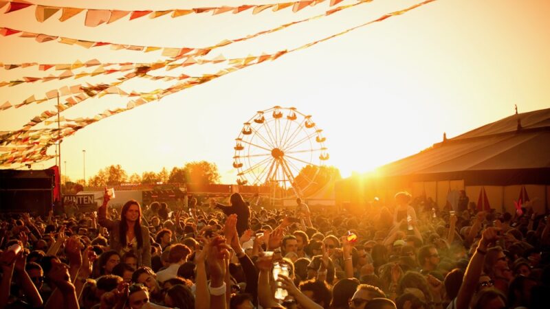 Festival-met-reuzenrad-ondergaande-zon-foto-de-fotomeisjes