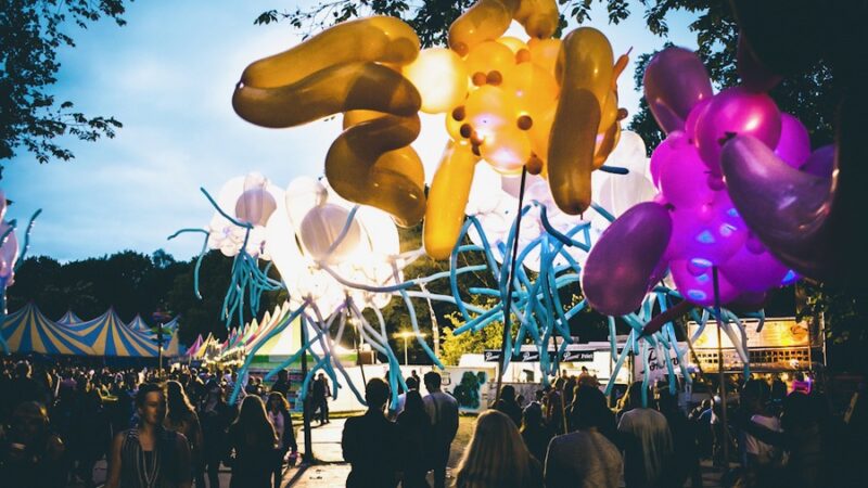 Festival met tenten en ballonnen