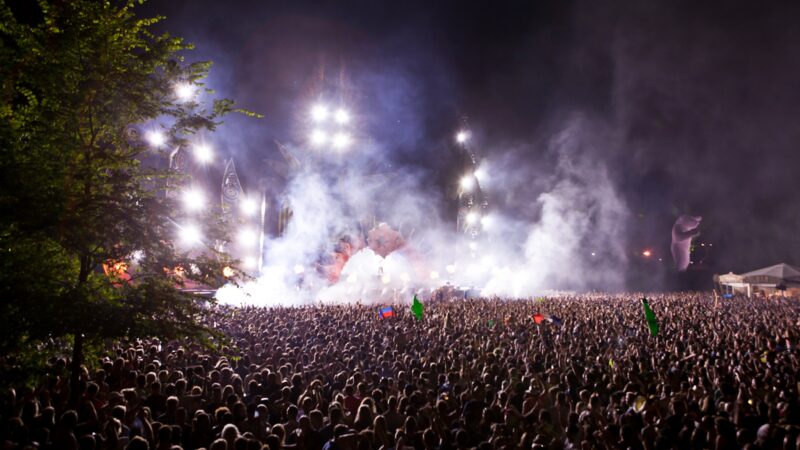 Festival vuurwerk menigte met vlaggen - foto de fotomeisjes