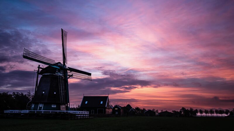 XSAGA - Humberto Tan foto - Molen bij zonsondergang