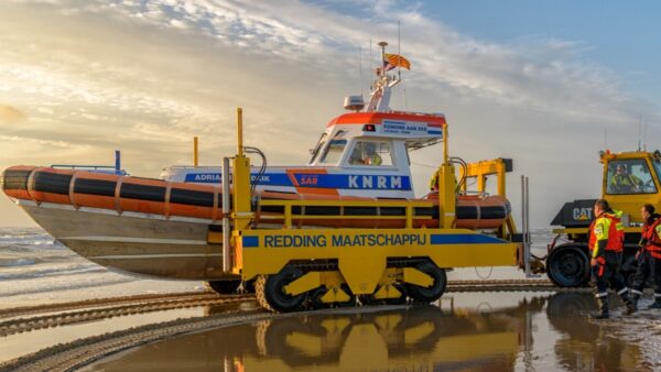 KNRM boot op het strand
