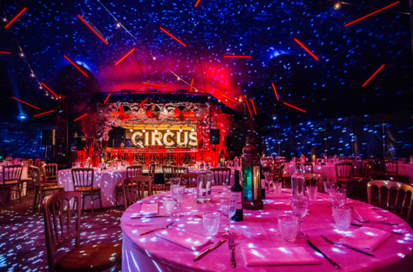 Kerstdiner in circustent bij Thuishaven