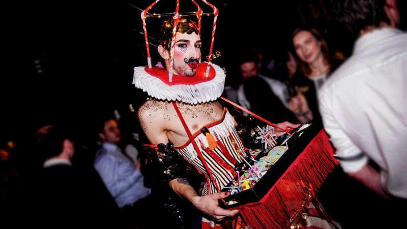 Performer met snoep - Flowtraders De Hallen Studio's